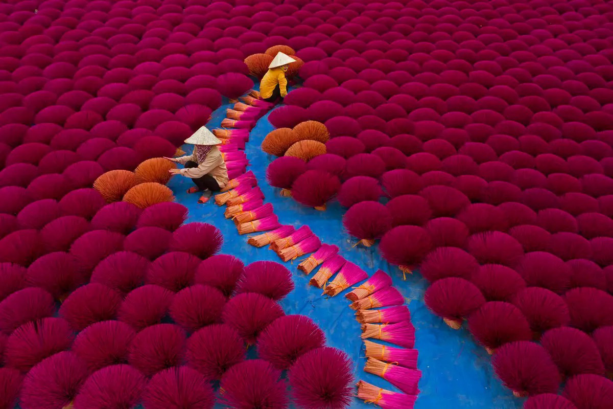 Photos of incense drying in Vietnam are among the most brilliant frames in the world - Photo 1.