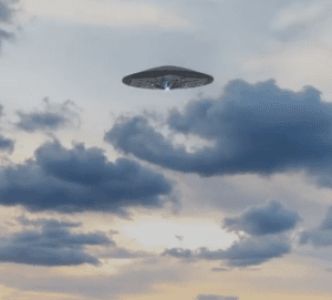 UFO emits a beam of light to catch fish right on the beach, making fishermen afraid to run away (VIDEO)