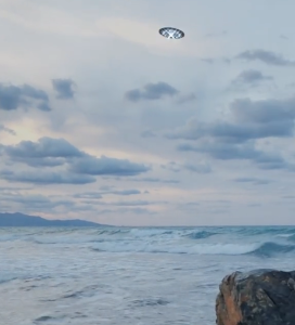 UFO emits a beam of light to catch fish right on the beach, making fishermen afraid to run away (VIDEO)